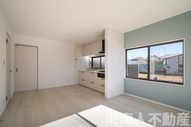 最寄り駅から好アクセス！　座間市座間1丁目中古戸建ての玄関|大容量の下駄箱でご家族全員分収納可能