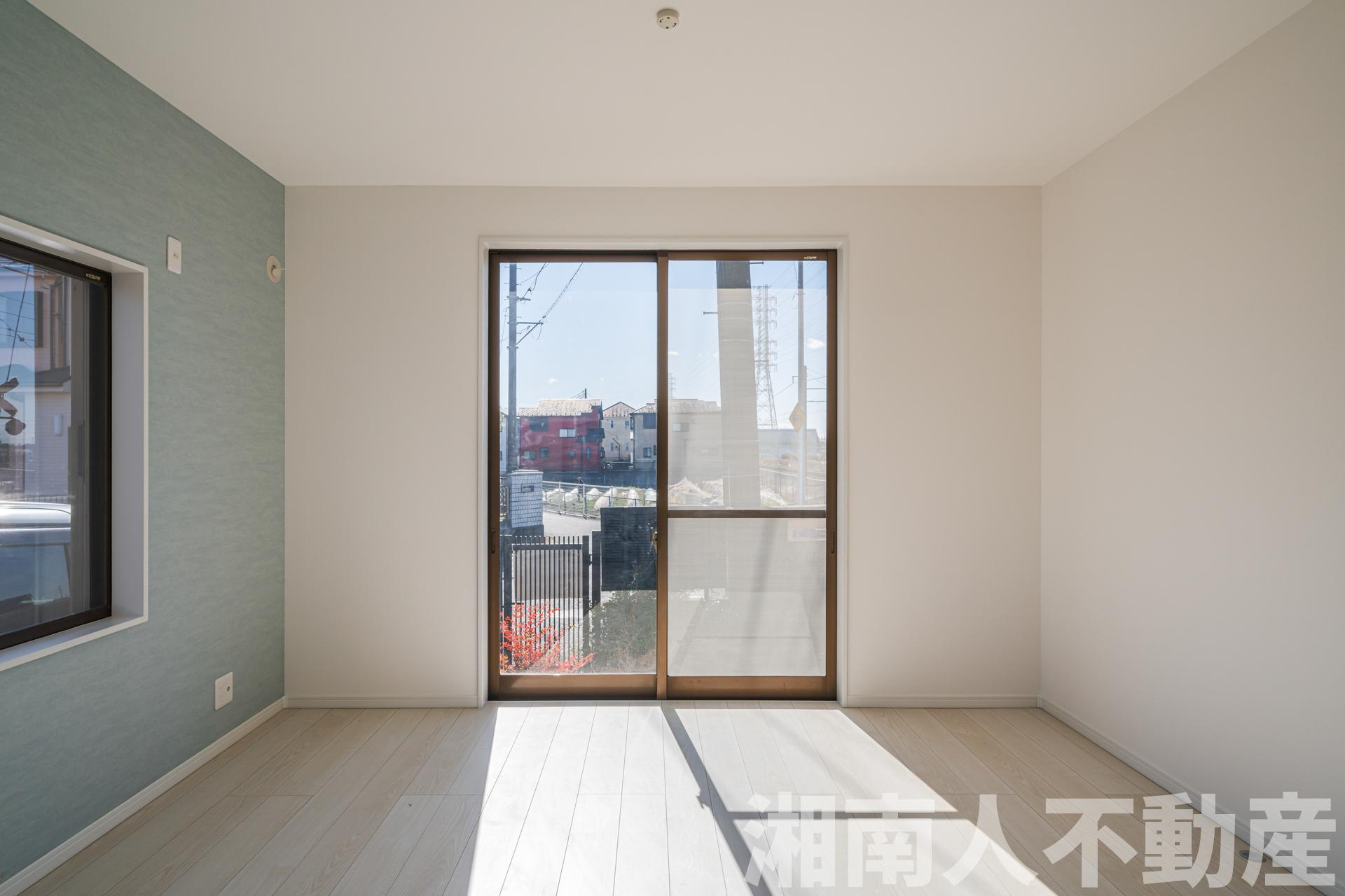 最寄り駅から好アクセス！　座間市座間1丁目中古戸建ての居間・リビング|アクセントクロスが映えます