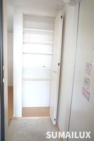 熊本市中央区黒髪３丁目のアパートの玄関