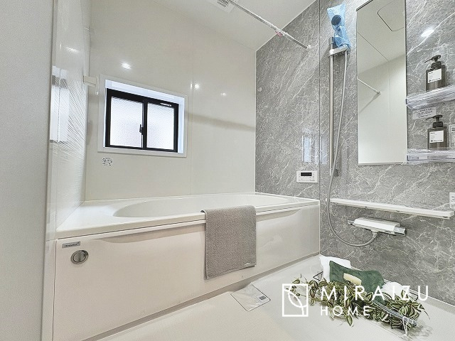  | お子さんとわいわいと楽しいバスタイムもよし、一人でゆったりと入るのもよし、浴室換気乾燥機付きのユニットバス。お洗濯物を干せるだけでなく、カビ防止にもなります。