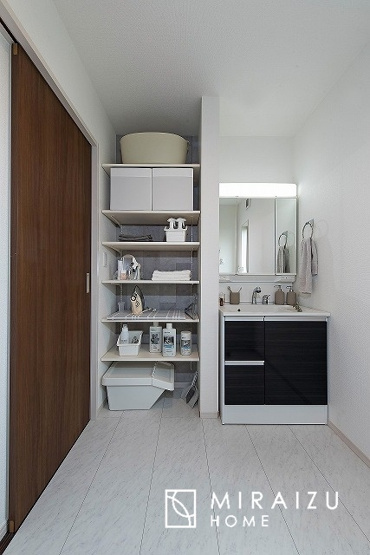 【内観：施工例】 | 陽の光をたっぷりと浴びながら気持ち良く生活が出来ます。見学・ご相談等、お気軽にご連絡下さい。※設備仕様プラン変更の場合もございます、予めご了承ください。※CG画像に関して、あくまでもイメージです。