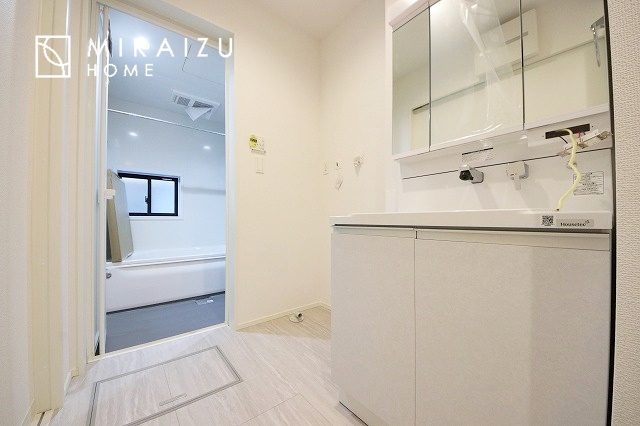  | 洗濯機置き場、脱衣スペースもしっかりと確保されている洗面室。
水回りが集結した間取りなので、お料理やお洗濯物、お掃除の同時進行も可能です。