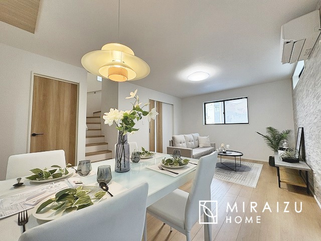  | お子さんが宿題をしたり、ちょっとした作業もできる、家族みんながそれぞれの時間を過ごせるリビングです。