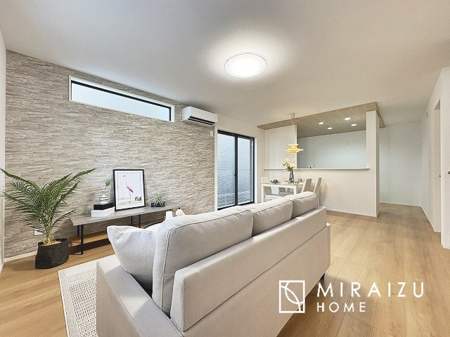  | 食事を取るスペースもリラックスしてくつろげるスペースもお子さんが勉強するスペースも兼ね備えたリビングダイニング。