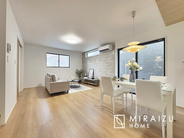  | 窓が多いと温かな太陽の光と心地いい風が室内へと入ります。家族が集まるリビングは明るく過ごしやすいつくりです。窓が多いお家は住みやすい証です。