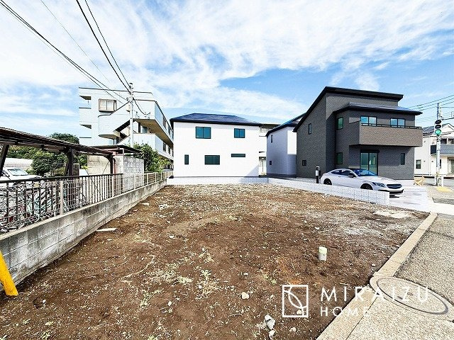 【前面道路含む現地写真】 | 陽の光をたっぷりと浴びながら気持ち良く生活が出来ます。見学・ご相談等、お気軽にご連絡下さい。※実際の写真に建物パースを重ねたものです。