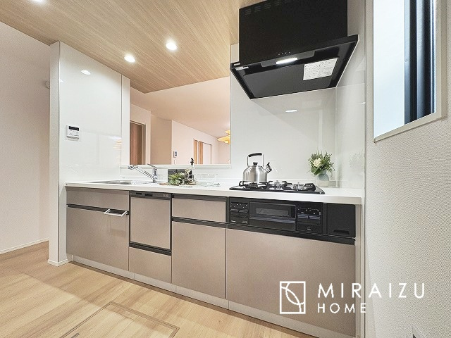  | 収納に様々な工夫がされていて出しやすく片付けやすい、散らかりにくいキッチンになっています！人工大理石の天板や深型シンクなど、デザイン性と機能性を兼ね備えているので見せたいキッチンになっています。