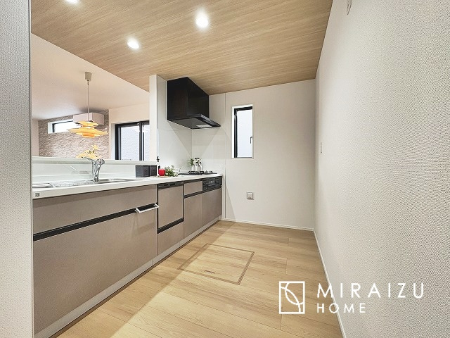  | 広々としたキッチンは大きな深型シンク、3口コンロ、換気扇、大きなお鍋から小物まで取り出しやすさを考えられた引き出し収納の付いたシステムキッチンです。