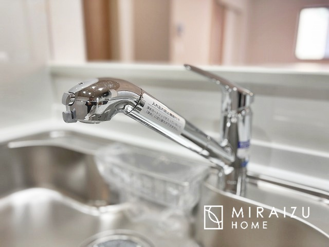  | 収納力と機能性を備えたシステムキッチン。圧力鍋や大きなフライパンなどの調理器具から調味料など幅広く収納し、お料理のしやすいつくりになっています。