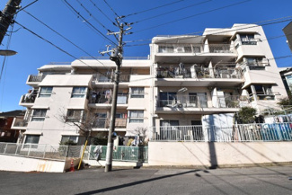 【外観】 | 青空によく映える建物です。手入れの行き届いた外壁やマンション正面エントランスなど、綺麗な姿をぜひ一度、現地にてご覧ください。～即日のご見学可能～　お問合せはお気軽にどうぞ。

