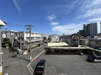 【展望】 | 眼前に広がる空の雄大さと、このお部屋の自慢の一つである「眺望」をご覧ください。毎日、この景色を独り占めできる新生活に夢が広がります。～即日のご見学可能～　お問合せはお気軽にどうぞ。

