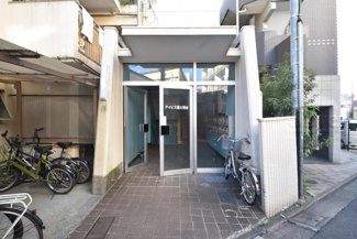 【エントランス】 | マンションの正面エントランス。出入りする人間を癒してくれるマンション入り口であり、その建物の「顔」でもあります。～即日のご見学可能～　お問合せはお気軽にどうぞ。
