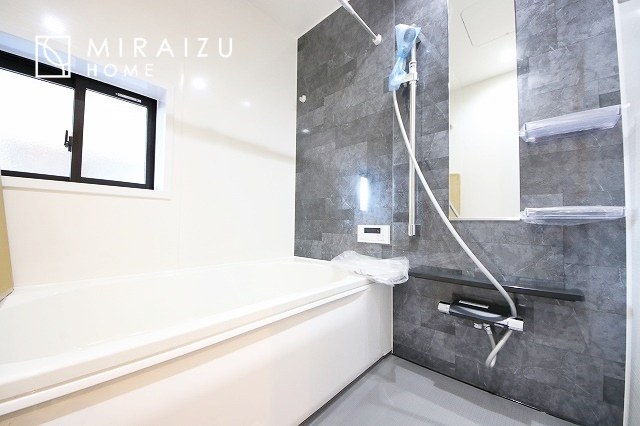 【浴室】 | お子さんとわいわいと楽しいバスタイムもよし、一人でゆったりと入るのもよし、浴室換気乾燥機付きのユニットバス。お洗濯物を干せるだけでなく、カビ防止にもなります。