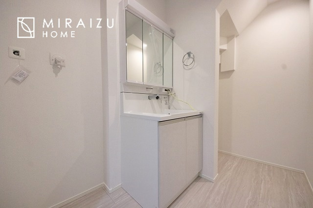 【独立洗面台】 | 洗濯機置き場、脱衣スペースもしっかりと確保されている洗面室。
水回りが集結した間取りなので、お料理やお洗濯物、お掃除の同時進行も可能です。