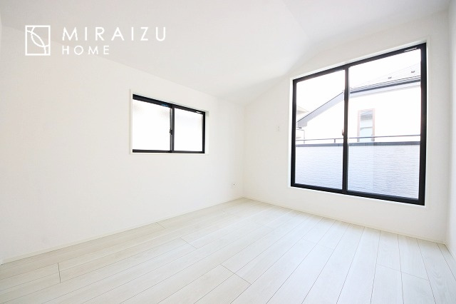 【洋室】 | 安全性に配慮した手すり、清潔感や明るい陽光を取り入れてくれる窓がある階段。LED照明付きでお財布にもやさしいつくり。