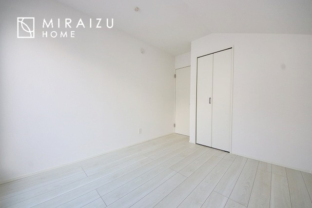 【寝室】 | 日当たりの良いお家は嬉しいですよね。それぞれ価値観が分かれる箇所です、実際に内覧して日当たりの心地よさをご体感下さいね♪