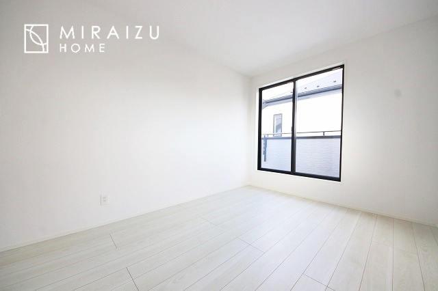 【洋室】 | 日当たりの良いお家は嬉しいですよね。それぞれ価値観が分かれる箇所です、実際に内覧して日当たりの心地よさをご体感下さいね♪