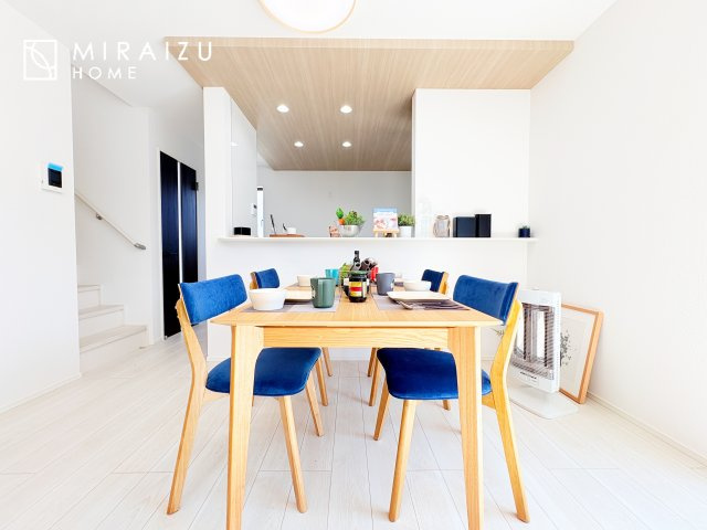 【居間・リビング】 | お子さんが宿題をしたり、ちょっとした作業もできる、家族みんながそれぞれの時間を過ごせるリビングです。