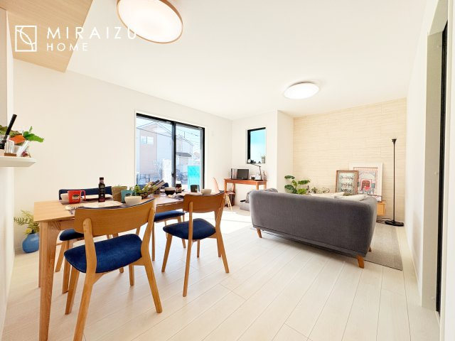 【居間・リビング】 | 食事を取るスペースもリラックスしてくつろげるスペースもお子さんが勉強するスペースも兼ね備えたリビングダイニング。