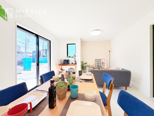 【キッチン】 | 窓が多いと温かな太陽の光と心地いい風が室内へと入ります。家族が集まるリビングは明るく過ごしやすいつくりです。窓が多いお家は住みやすい証です。