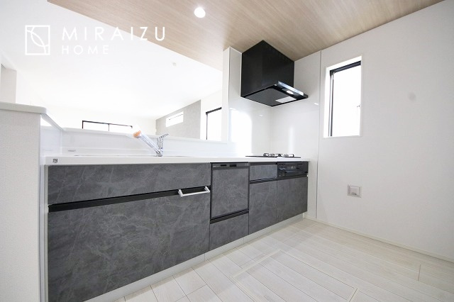 【キッチン】 | 収納に様々な工夫がされていて出しやすく片付けやすい、散らかりにくいキッチンになっています！人工大理石の天板や深型シンクなど、デザイン性と機能性を兼ね備えているので見せたいキッチンになっています。