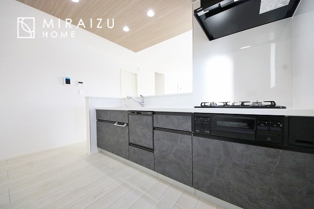 【キッチン】 | 広々としたキッチンは大きな深型シンク、3口コンロ、換気扇、大きなお鍋から小物まで取り出しやすさを考えられた引き出し収納の付いたシステムキッチンです。