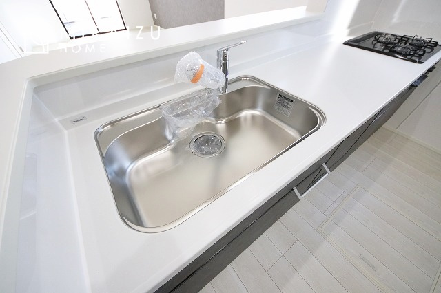 【キッチン】 | 収納力と機能性を備えたシステムキッチン。圧力鍋や大きなフライパンなどの調理器具から調味料など幅広く収納し、お料理のしやすいつくりになっています。