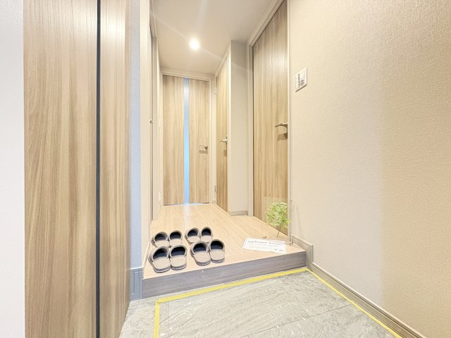 【玄関】 | サンクレイドル志木　(丸井志木店) | 現地（2025年11月）撮影
専用ポーチで、暮らしにゆとりをプラス。