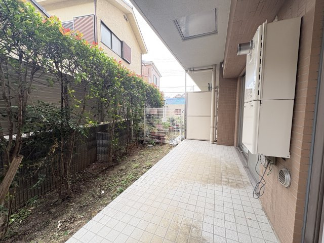 【バルコニー】 | サンクレイドル志木　(丸井志木店) | 現地（2025年11月）撮影
戸建て感覚が楽しめる専用庭付き。