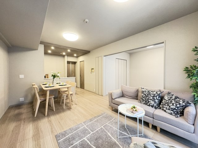 【居間・リビング】 | サンクレイドル志木　(丸井志木店) | 現地（2025年11月）撮影
陽光がたっぷり差し込む南西向きの明るい住まい。