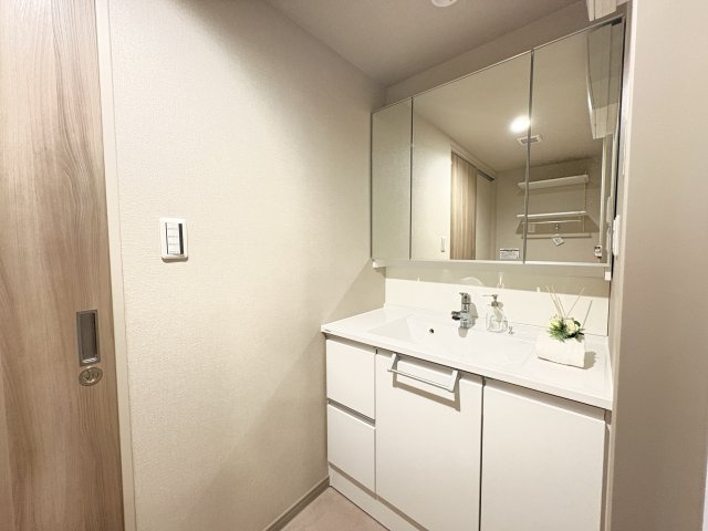 【独立洗面台】 | サンクレイドル志木　(丸井志木店) | 現地（2025年11月）撮影
リフォーム済で美しい内観。