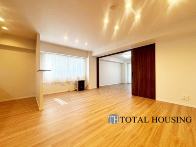 【居間・リビング】 | ふじ井ハイデンス円山 | 室内にいても、たっぷりの陽光と爽やかな風を感じて頂ける、開放感あふれるリビングです。
ご家族と穏やかに過ごす、心地の良い時間が流れます。