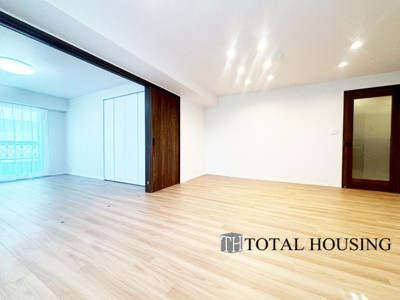 【居間・リビング】 | ふじ井ハイデンス円山 | 明るい配色の優しい雰囲気のLDKは団らんの空間にピッタリです！隣りの洋室のドアを開放すればさらに広々とした空間に♪明るく開放的な『家族にやさしいリビング』となっています♪