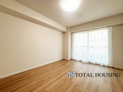 【洋室】 | ふじ井ハイデンス円山 | 洋室　約7.5帖
大きな窓からたっぷりの日差しが降り注ぐ明るい室内です。気持ちの良い朝日を受けて、目覚めの良い健康的な朝を迎えられそうです。