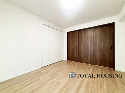 【洋室】 | ふじ井ハイデンス円山 | 洋室　約7.5帖
LDKと隣接した洋室はリビングから目が届く場所なので、お子様の遊び部屋・お昼寝スペースとして使うのもオススメです♪