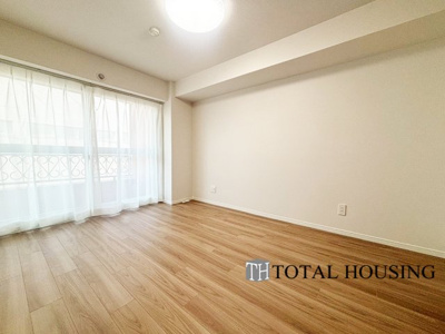 【洋室】 | ふじ井ハイデンス円山 | 洋室　約6.9帖
開放的なバルコニー直結のお部屋です。大きな窓はお日様の光をたっぷり取り込み、明るく癒されるプライベートルームになりそうです。のんびり読書なども良いですね♪