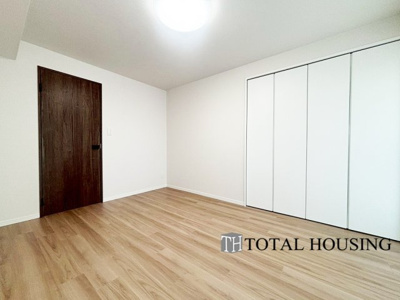 【洋室】 | ふじ井ハイデンス円山 | 洋室　約6.9帖
心と体をゆったりと安らげる洋室。お部屋のゆとりが大きい分だけ、暮らしの安らぎは深まります。次の日を心地よく迎えたいから、頑張った自身の心と体を労わる設計へ。