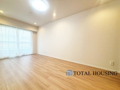 【洋室】 | ふじ井ハイデンス円山 | 洋室　約9.5帖
広々とした居住空間は日々の暮らしを彩り、心のやすらぎと満足感を与えてくれます。通風と採光を考慮した設計は子供たちはのびのび育ち、家族でくつろぎと団らんを生み出します。