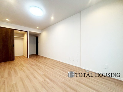 【洋室】 | ふじ井ハイデンス円山 | 洋室　約9.5帖
ベッドや机などの家具を設置してもゆとりのある広さで、主寝室におすすめのお部屋です。季節ごとの衣類をまとめて収納できるWICが備わっています。