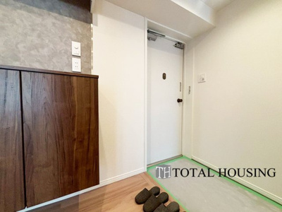 【玄関】 | ふじ井ハイデンス円山 | 住まいの第一印象を左右する玄関は、収納力も高く見た目もスッキリとした高級感のある空間に仕上げました。扉を開けた時から上質な雰囲気に包まれています。