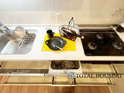 【キッチン】 | ふじ井ハイデンス円山 | 食器洗乾燥機付きで家族の食器もピカピカ。後片付けもラクラクこなせて、日々の生活には欠かせない便利設備。環境にもママの手にも優しいのがうれしいですね。