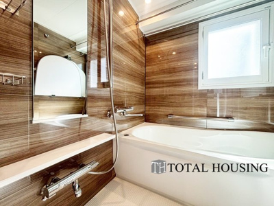 【浴室】 | ふじ井ハイデンス円山 | 窓付きのバスルームの為、素早く換気ができカビの発生を抑制できます。個室でありながら、リラックスできる開放的な空間に。