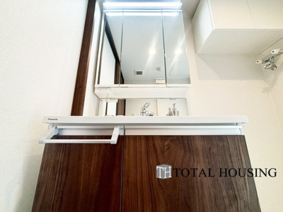 【独立洗面台】 | ふじ井ハイデンス円山 | 一日の始まりの朝、歯磨きをしたりメイクや髪をセットしたり・・・使いやすさが考えられた3面鏡です♪シャワー付水栓で洗面台でのシャンプーや毎日の掃除に大変便利ですね♪