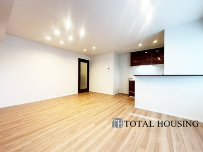 【居間・リビング】 | ふじ井ハイデンス円山 | 広くゆったりと家族揃って寛げるLDKは14.8帖。毎日の始まりと終わりをここで迎える大切な空間はいつでも心地良い空気感。落ち着いた雰囲気で過ごしたり家族でわいわい盛り上がる日も。