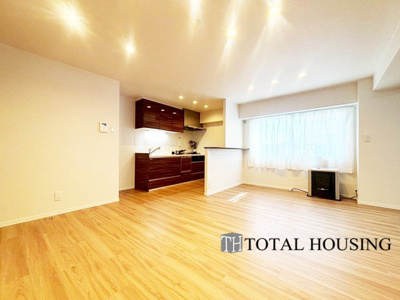 【居間・リビング】 | ふじ井ハイデンス円山 | 家族みんなが爽やかに健やかに過ごせるように、溢れる光をたっぷり取り込んだリビングダイニング。集いの場、憩いの場としての快適性を求めたやすらぎの空間です。