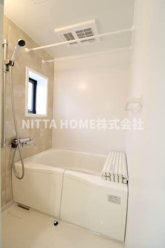 グランドゥール２輝の浴室|衛生面でも嬉しい浴室小窓付き◆