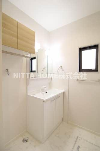 グランドゥール２輝の洗面所|シャワー付きの洗面台朝の準備も楽々です♪