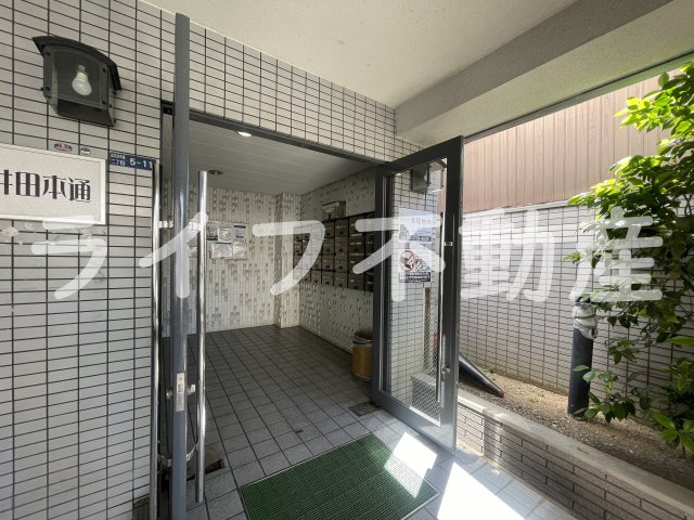 パシフィック高井田本通のエントランス|建物の内部です