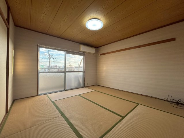 エクセル渋川の和室|和室8帖
バルコニーへ出入り可能です。
