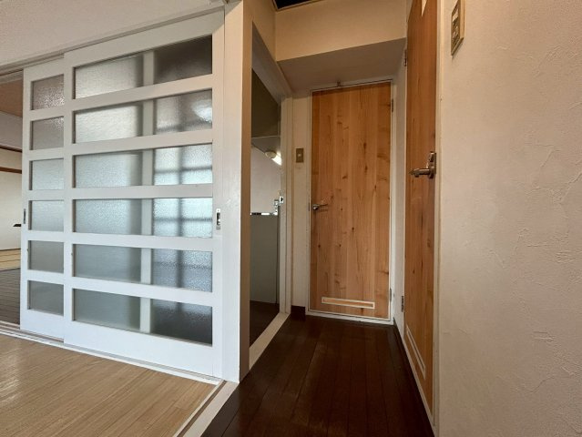 エクセル渋川の玄関|玄関入ってすぐLDKと洋室への動線がございます。